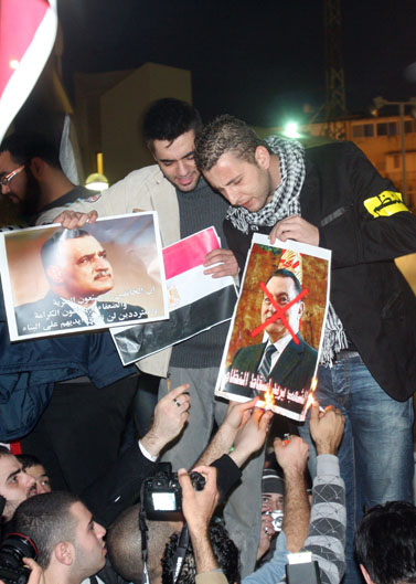 מפגינים נגד שליט מצרים מובארכ, אתמול מול שגרירות מצרים בתל-אביב (צילום: רוני שיצר)