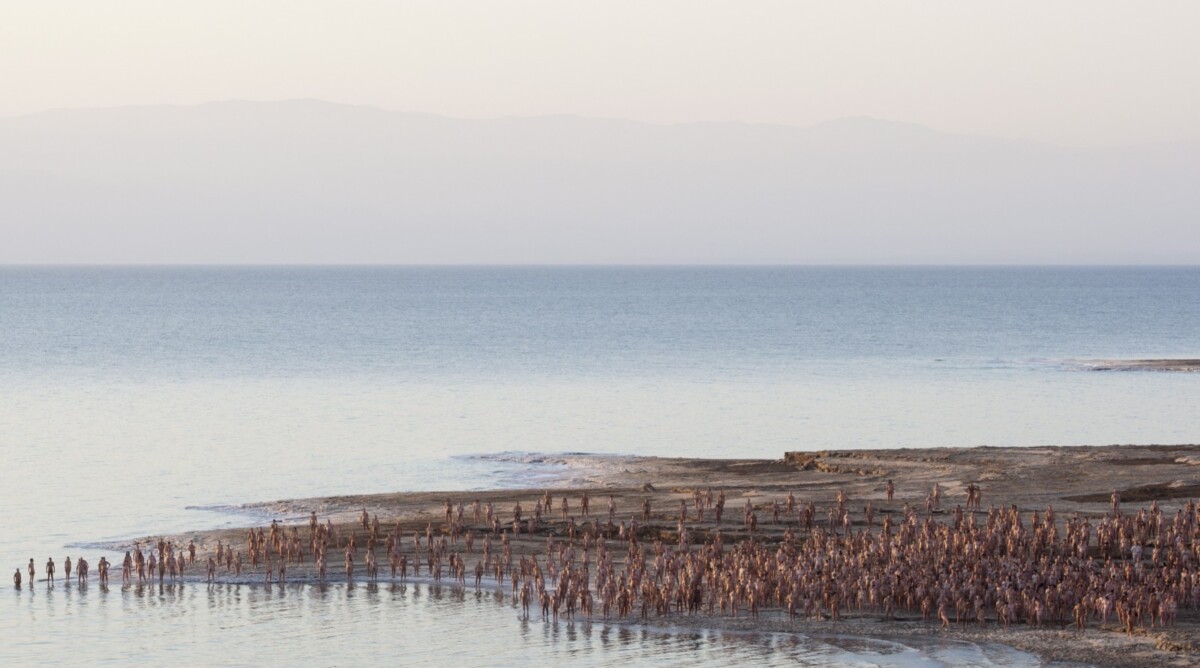 משתתפים בצילום עירום המוני בים-המלח, אתמול (צילום: דוד ועקנין)