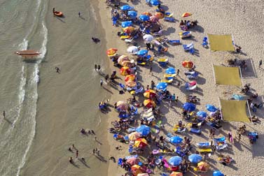 רוחצים על חוף הים בנתניה, ביום חמישי האחרון (צילום: מתניה טאוסיג/פלאש 90)