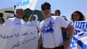 נועם שליט בהפגנה למען שחרור בנו, גלעד, אתמול ליד מעבר הגבול כרם-שלום (צילום: צפריר אביוב)