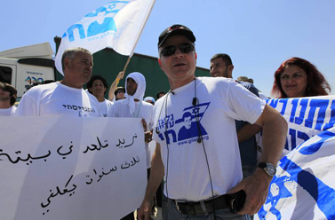 נועם שליט בהפגנה למען שחרור בנו, גלעד, אתמול ליד מעבר הגבול כרם-שלום (צילום: צפריר אביוב)