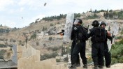 ערבים משליכים אבנים על שוטרים במזרח ירושלים, שלשום (צילום: יואב ארי דודקביץ')