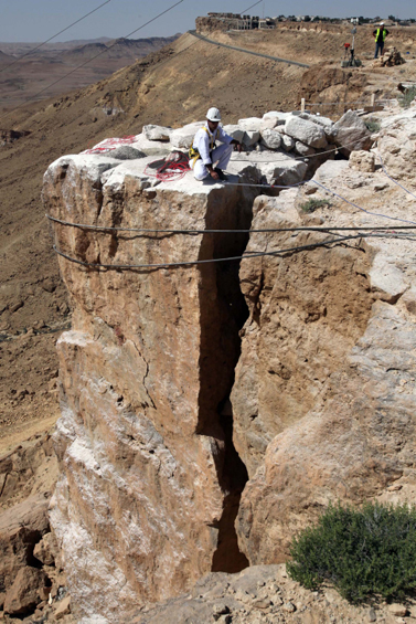 מהנדסים מפוצצים סלע מעל כביש אילת, אתמול (צילום: יוסי זמיר)