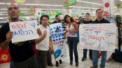 הפגנה נגד מחירי מוצרי החלב של תנובה בסופרמרקט במודיעין, 13.9.11 (צילום: חורחה נובומינסקי)