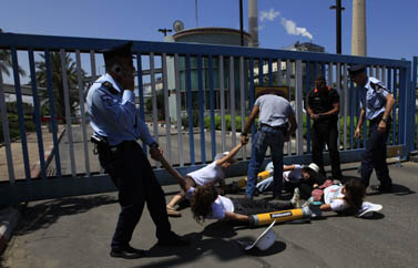 שוטרים ומפגינים של גרינפיס אתמול, מול תחנת הכוח באשקלון (צילום: צפריר אביוב)