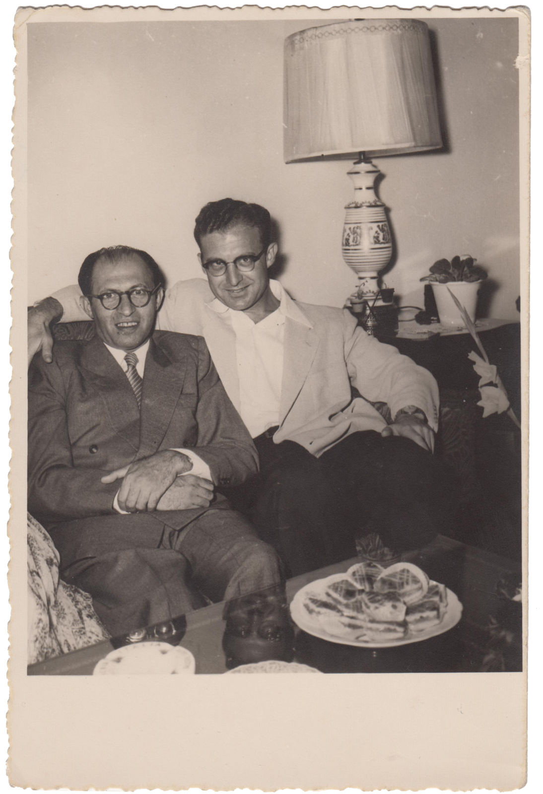 יוסף חריף (מימין) עם ח"כ מנחם בגין, 1955 (צילום: באדיבות המשפחה)