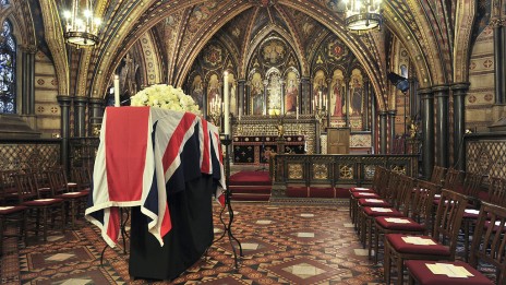 ארון הקבורה של מרגרט תאצ'ר, ערב הלווייתה (צילום: UK Parliament, CC BY-NC 2.0)