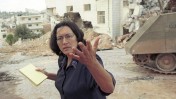 עיתונאית "הארץ" עמירה הס מוחה על הריסת בית פלסטיני ברמאללה בידי צה"ל, 22.11.2001 (צילום: יוסי זמיר)