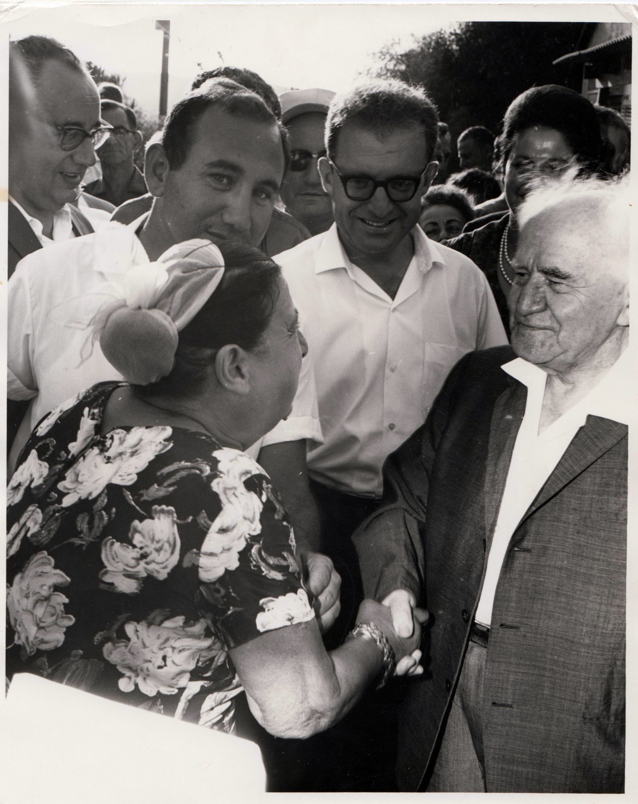 יוסף חריף (במרכז) עם דוד בן-גוריון, 1966 (צילום: באדיבות המשפחה)