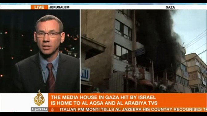 מארק רגב, יועץ לעיתונות זרה במשרד ראש הממשלה, מתראיין באל-ג'זירה אודות הפצצת בניין טלוויזית אל-אקצא בעזה במסגרת מבצע "עמוד ענן" (צילום מסך)