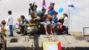 אזרחים ישראלים מציינים את יום העצמאות עם ילדיהם במחיצת טנק, אתמול (צילום: דובר צה"ל)