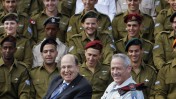 שר הביטחון של מדינת ישראל, משה "בוגי" יעלון, והרמטכ"ל, רב-אלוף בני גנץ, מציינים את יום העצמאות במחיצת חיילים (צילום: מרים אלסטר)
