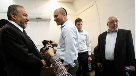 השגריר זאב בן-אריה (מימין) ושר החוץ לשעבר אביגדור ליברמן, אתמול בבית-המשפט השלום בירושלים (צילום: אורי לנץ)