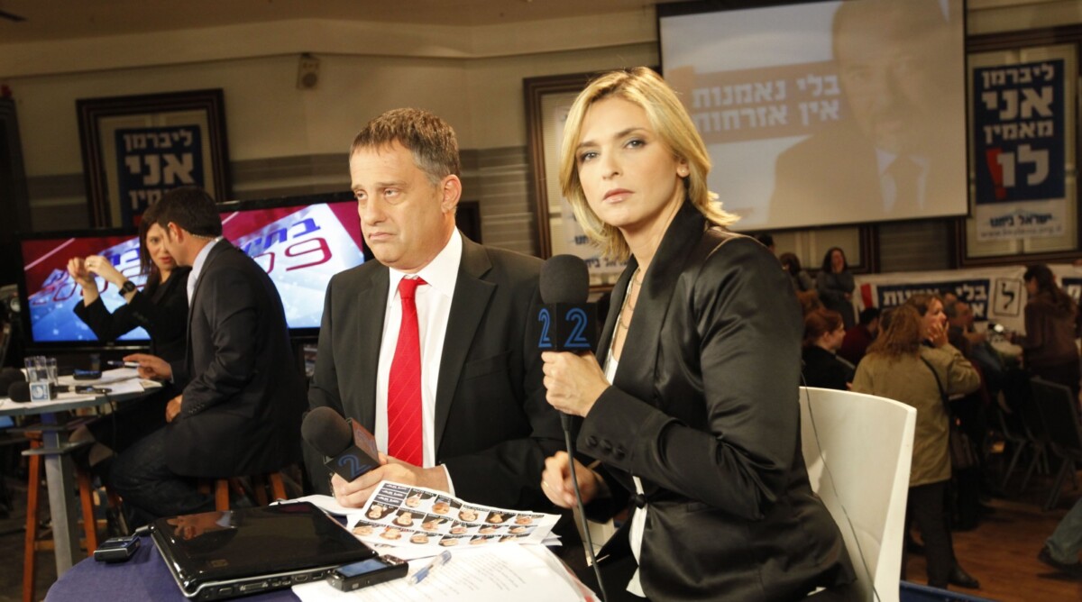 עמנואל רוזן ודנה ויס, ערוץ 2, מחכים לתוצאות בחירות 2009 (צילום: נתי שוחט)