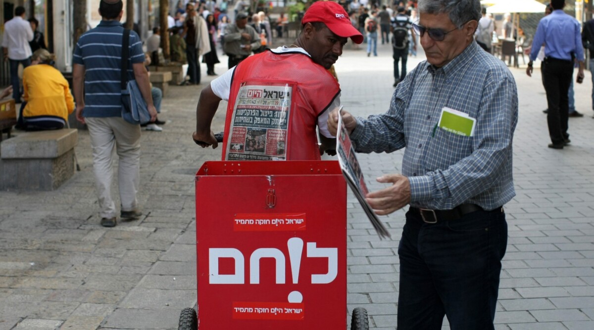 חלוקת גליונות "ישראל היום", נובמבר 2009 בירושלים (צילום: קובי גדעון)