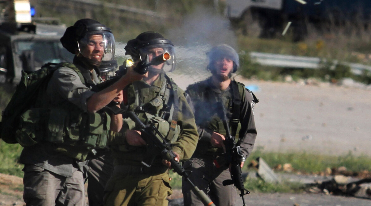חיילי צה"ל בזמן מהומות ליד מחנה עופר סמוך לירושלים (צילום: עיסאם רימאווי)