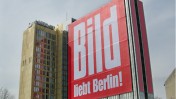 "בילד אוהב את ברלין", כרזה על בניין אקסל שפרינגר בברלין, 2008 (צילום: אקסל שפרינגר)