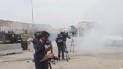 חיילי מג"ב יורים רימוני גז לעבר עיתונאים ליד מחסום קלנדיה, 2.3.13