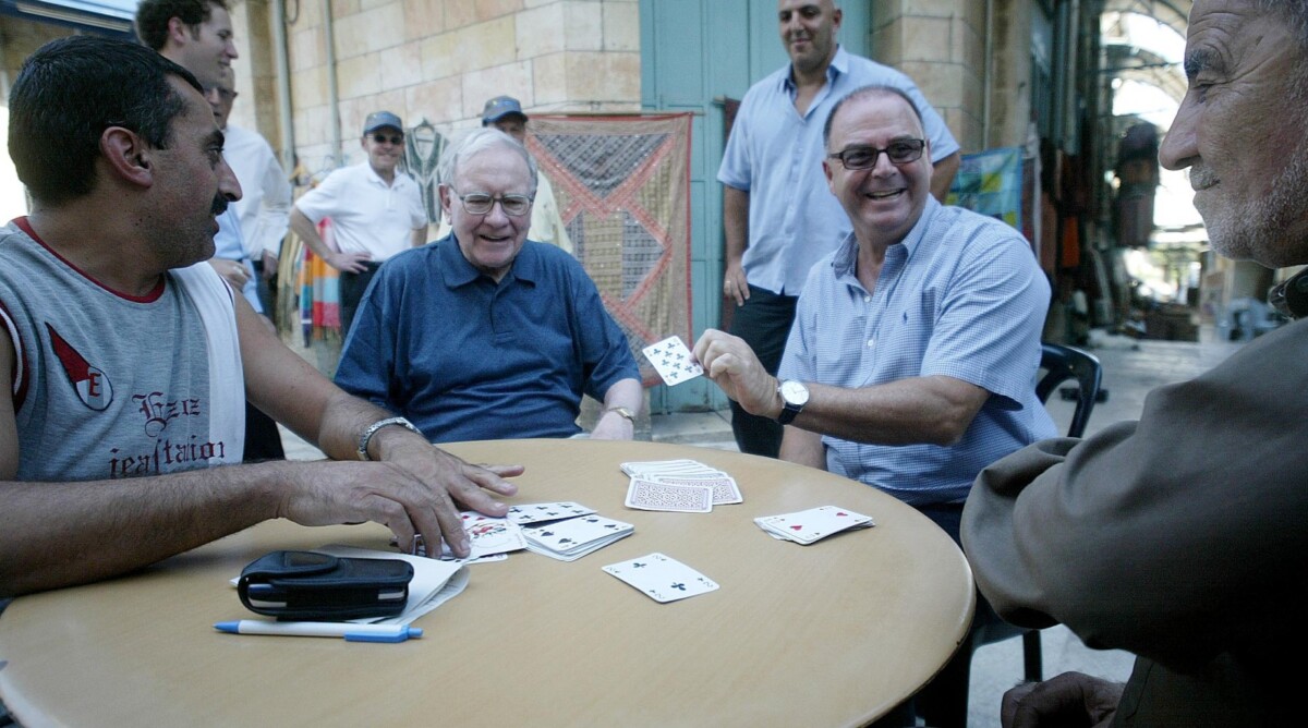 וורן באפט ואיתן ורטהיימר יושבים למשחק קלפים בעיר העתיקה בירושלים, 17.9.2006 (צילום: פייר תורג'מן)
