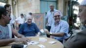וורן באפט ואיתן ורטהיימר יושבים למשחק קלפים בעיר העתיקה בירושלים, 17.9.2006 (צילום: פייר תורג'מן)