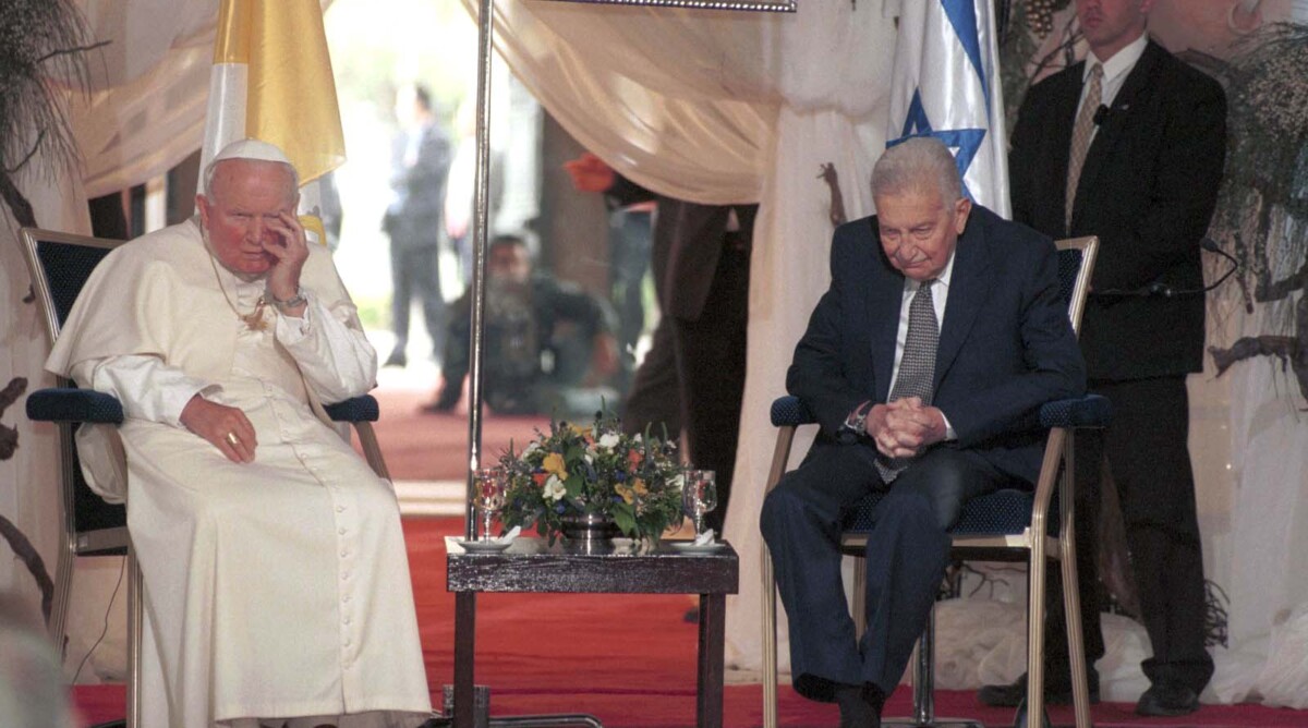 הנשיא עזר ויצמן והאפיפיור, 23.3.2000 (צילום: פלאש 90)