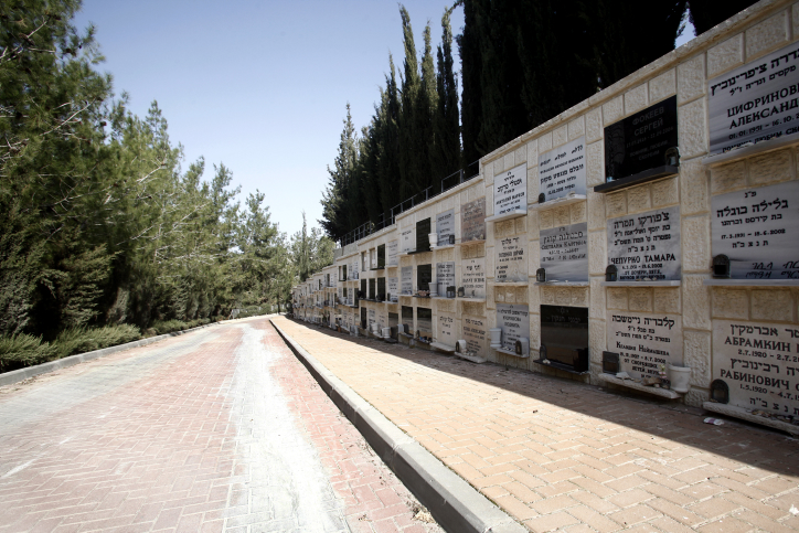 קבורה בקומות בבית-העלמין בגבעת-שאול, ירושלים (צילום: אורי לנץ)