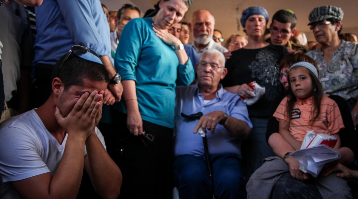 משפחת בורובסקי מתאבלת על האב שנרצח בידי פלסטיני, אתמול (צילום: אבישג שאר-ישוב)