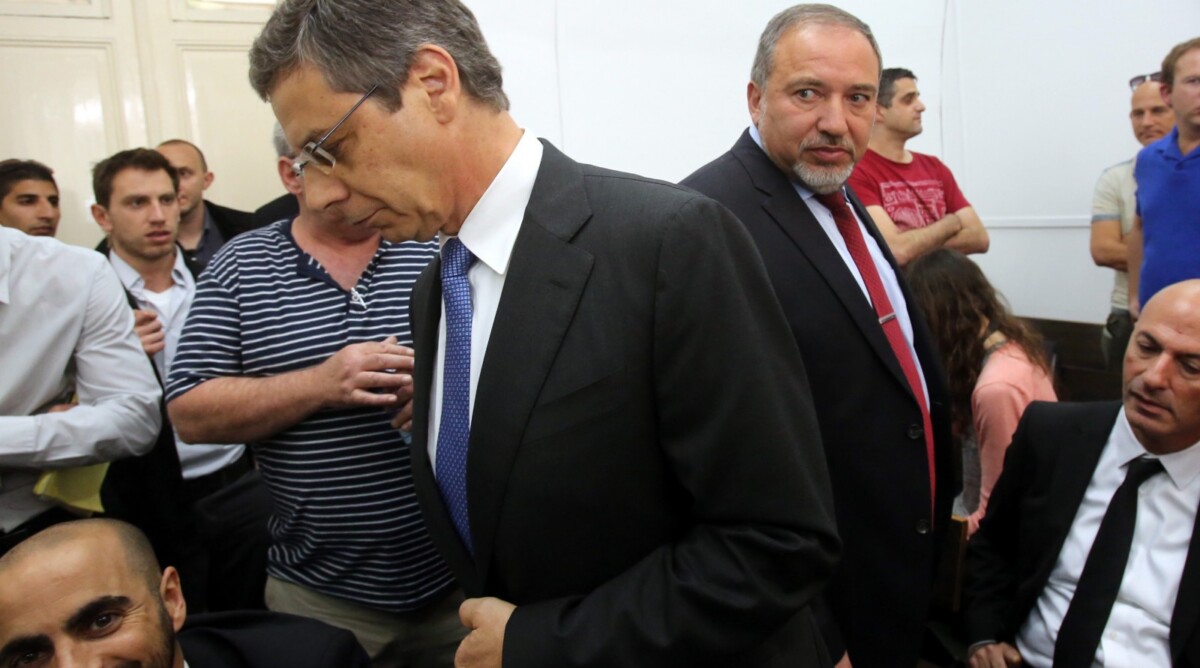 שר החוץ לשעבר אביגדור ליברמן (מימין) וסגנו המודח דני אילון, אתמול בבית המשפט (צילום: יוסי זמיר)