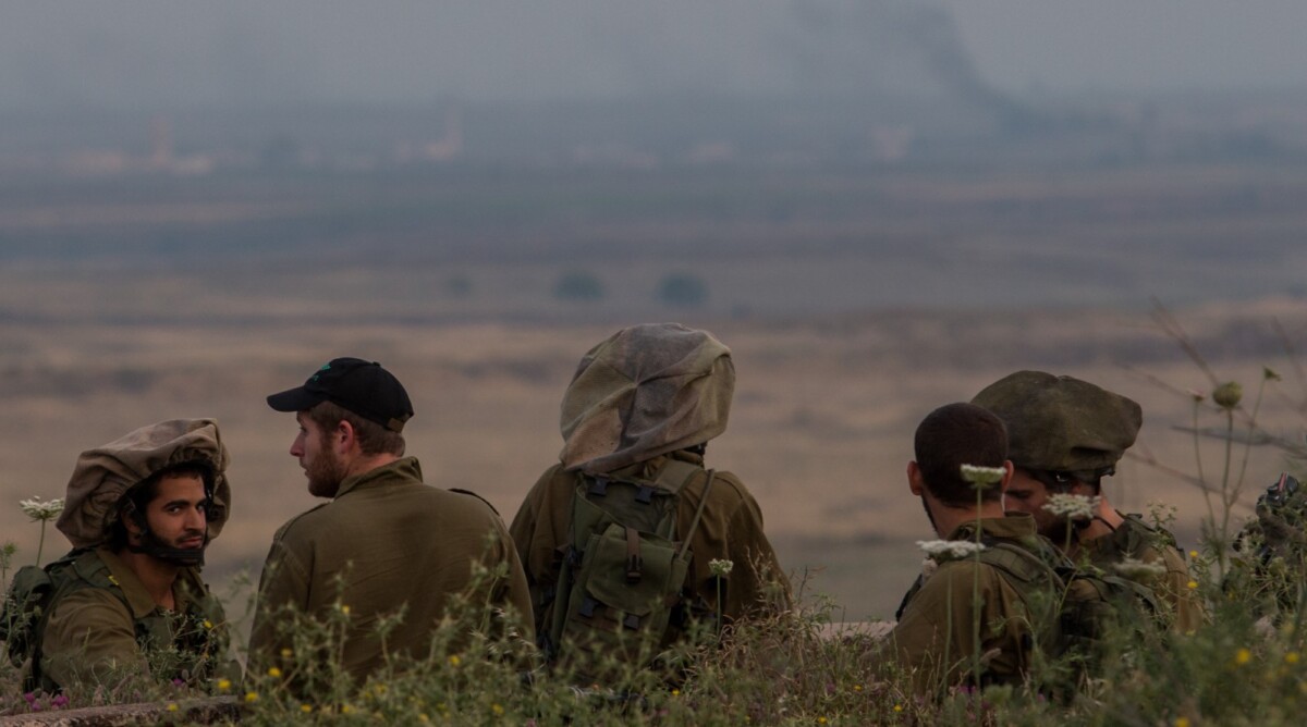 חיילים בצבא ישראל משקיפים אל עבר עשן המיתמר מכיוון הגבול עם סוריה, אתמול (צילום: פלאש 90)