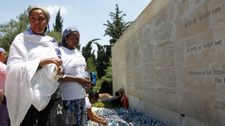 טקס לזכר אתיופים שנהרגו במהלך המסע לישראל, אתמול (צילום: פלאש 90)