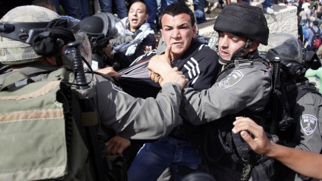 שוטרי מג"ב עוצרים פלסטיני, אתמול בירושלים (צילום: סלימן חאדר)