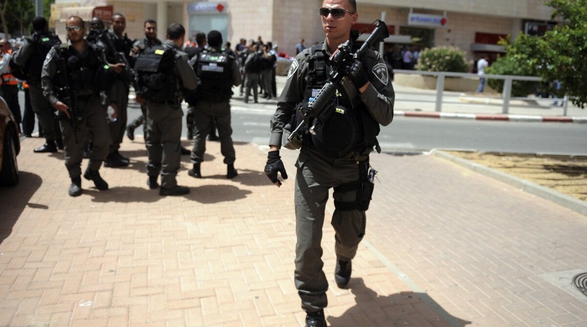כוחות ביטחון מחוץ לסניף בנק הפועלים בבאר שעבר, 20.5.13 (צילום: דוד בוימוביץ')