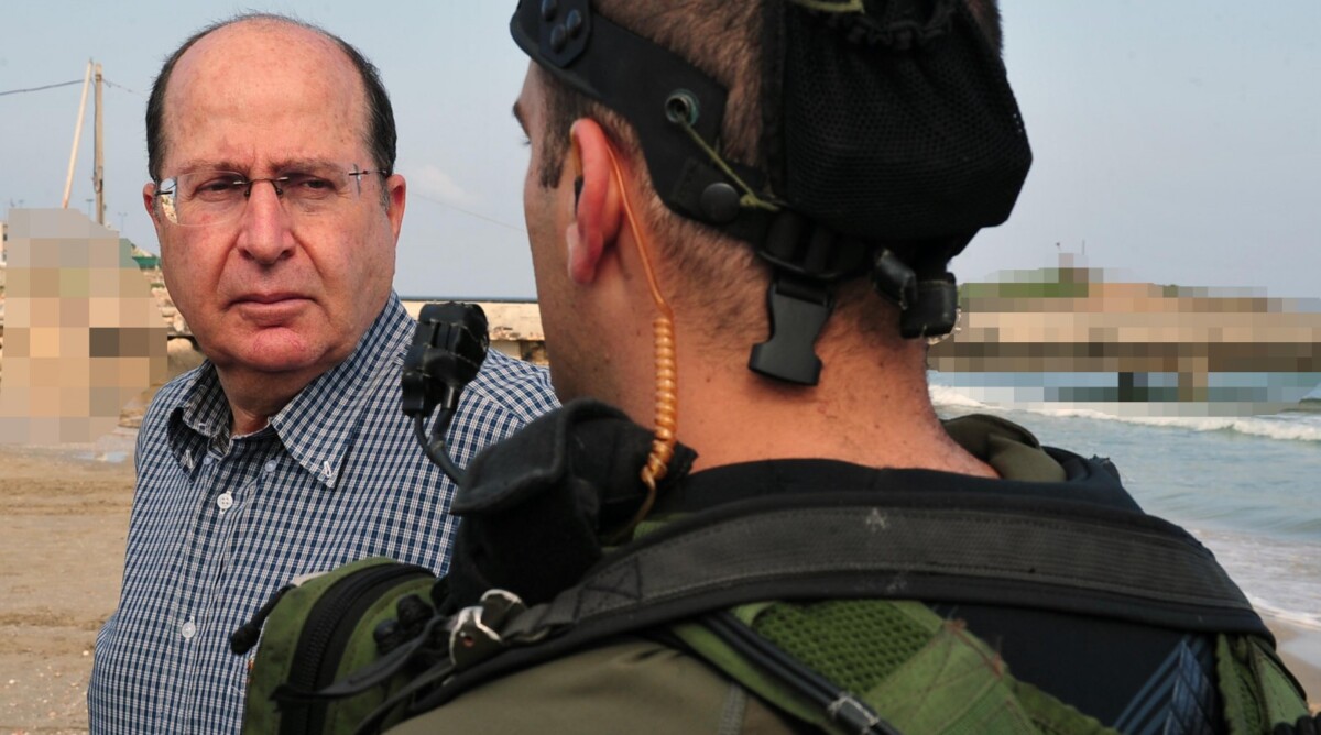 שר הביטחון, משה (בוגי) יעלון, מביט בלוחם קומנדו צה"לי על רקע מתקן צבאי סודי (צילום: אריאל חרמוני, משרד הביטחון)