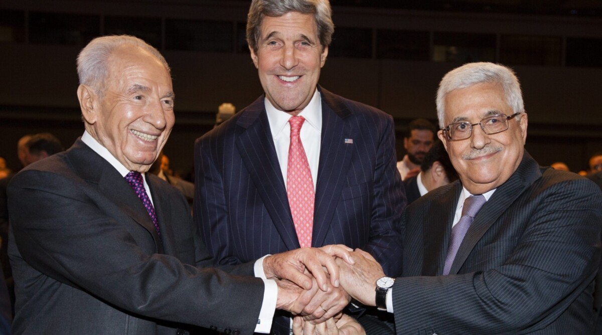 יו"ר הרשות עבאס, שר החוץ האמריקאי קרי והנשיא פרס בעמאן (צילום: פלאש 90)