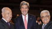 יו"ר הרשות עבאס, שר החוץ האמריקאי קרי והנשיא פרס בעמאן (צילום: פלאש 90)