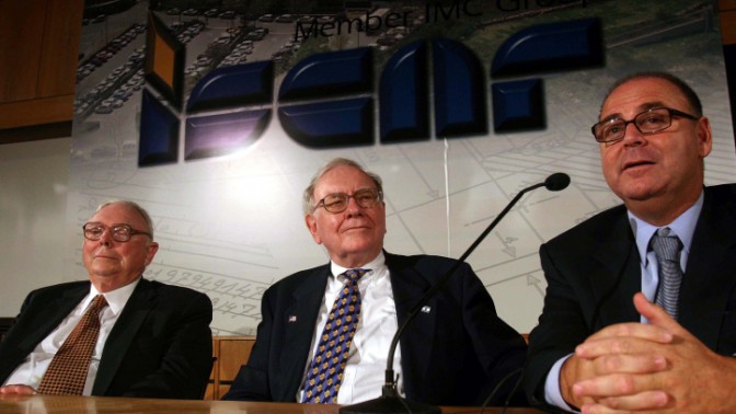 וורן באפט (במרכז) ואיתן ורטהיימר (מימין) אחרי עסקת ישקר הראשונה, ב-2006 (צילום: פלאש 90)