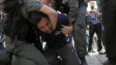 פלסטיני נעצר במהלך הפגנת נגד ל"יום ירושלים" (צילום: סלימאן חאדר)