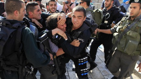 צלמת פלסטינית נעצרת בעת סיקור הפגנת נגד ל"יום ירושלים" (צילום: סליאמן חאדר)