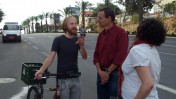 חגי מטר (משמאל) משוחח עם חבר הכנסת דב חנין, שהצטרף לאחת מהפגנות עובדי "מעריב" נגד הבעלים הקודמים, 14.11.12 (צילום: "העין השביעית")