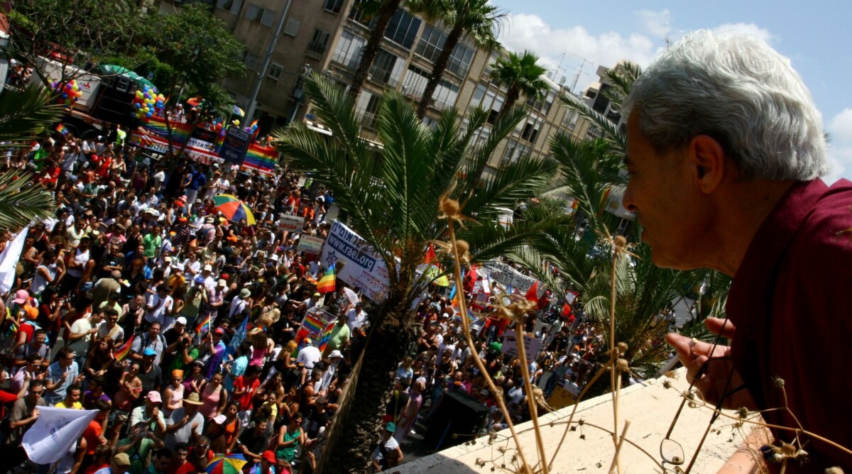תושב תל-אביב צופה במצעד הגאווה, יוני 2007 (צילום: חן ליאופולד)