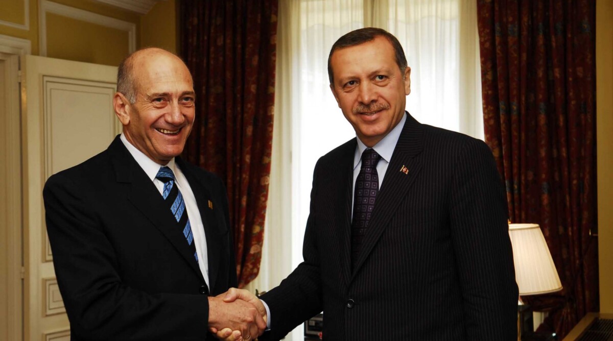 ראש ממשלת טורקיה, רג'פ טאיפ ארדואן, תוקע כף עם אהוד אולמרט. צרפת, 2008 (צילום: אבי אוחיון, לע"מ)