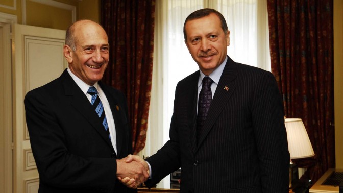 ראש ממשלת טורקיה, רג'פ טאיפ ארדואן, תוקע כף עם אהוד אולמרט. צרפת, 2008 (צילום: אבי אוחיון, לע"מ)