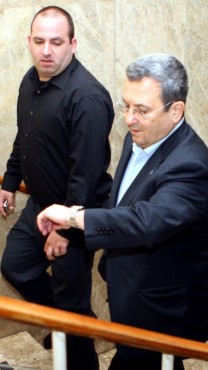 יועץ התקשורת רונן משה עם שר הביטחון דאז אהוד ברק, 22.3.2009 (צילום: אריאל ירוזולימסקי)