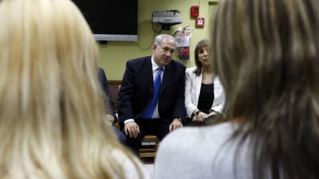 ראש ממשלת ישראל בנימין נתניהו והשרה לימור לבנת מבקרים במקלט לנשים מוכות, נובמבר 2009 (צילום: אביר סולטן)