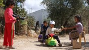 ילדים פלסטינים משחקים ב"מחסום" (צילום: וואג'י אשטייה, 27.6.10)