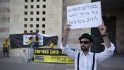 מפגין נגד סגירת קולנוע בשבת, ירושלים, מאי 2013 (צילום: יונתן זינדל)