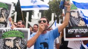 הפגנה של תנועת "אם תרצו" מול פעילי שמאל לקראת יום הנכבה. אוניברסיטת תל-אביב, 13.5.13 (צילום: רוני שיצר)
