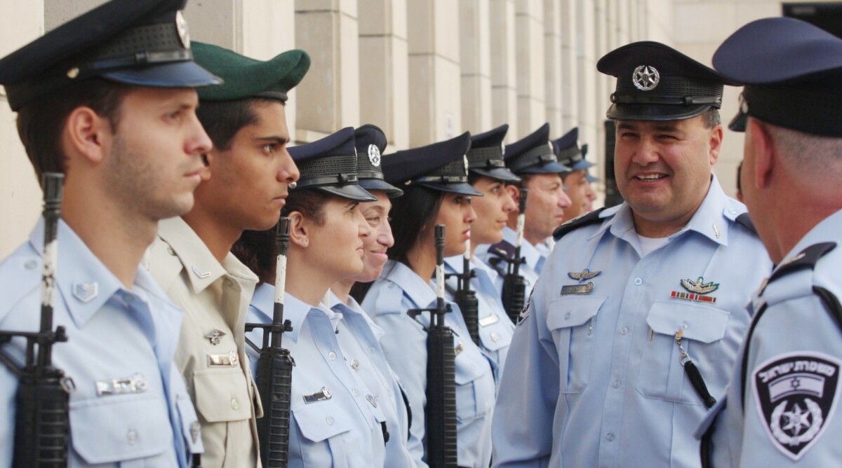 מפקד משטרת מחוז תל-אביב, בנצי סאו, סוקר שורה של שוטרים בטקס לרגל כניסתו לתפקיד, לפני שבוע (צילום: רוני שיצר)