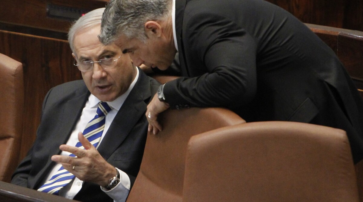 שר האוצר יאיר לפיד וראש הממשלה בנימין נתניהו במליאת הכנסת, יוני 2013 (צילום: מרים אלסטר)