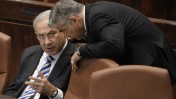 שר האוצר יאיר לפיד וראש הממשלה בנימין נתניהו במליאת הכנסת, יוני 2013 (צילום: מרים אלסטר)
